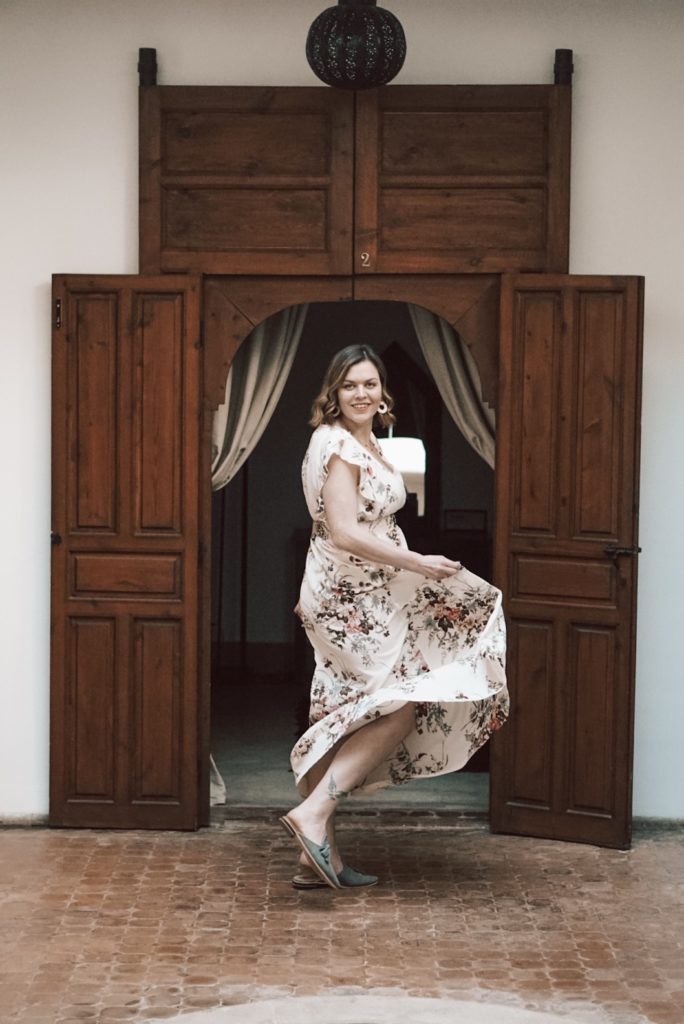 Anna Curve Im Blumenkleid als Gast auf einer Hochzeit file name
